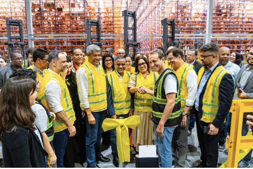 Deputada Kátia Oliveira, ao lado do prefeito Del, lideranças estaduais e sendo cumprimentada pelo Diretor Sênior de Logística Brasil, Luiz Augusto.