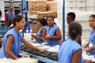 Governador Jaques Wagner visita  Indústria de sandálias em Teixeira de FreitasNa foto:Foto Manu Dias/AGECOM